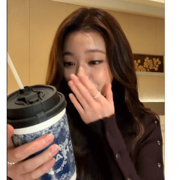 차지 밀크티를 마시는 아이브 장원영. (사진=유튜브 캡처)