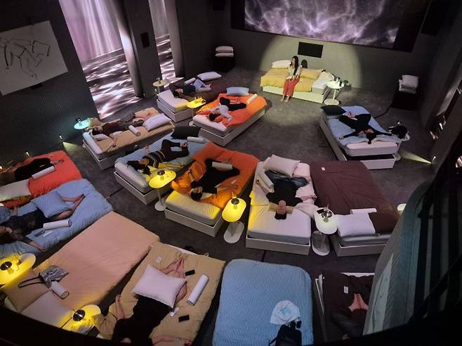지난 6일 서울 성동구 성수동 성수율에서 열린 일룸 팝업 '더 모션 클럽'에서 참가자들이 모션베드에 누워 인요가 프로그램을 체험하고 있다. 최호경 기자