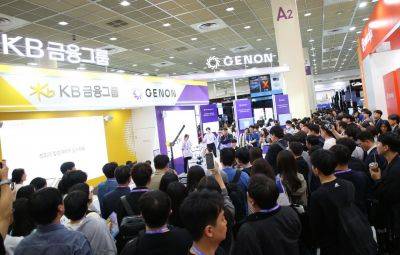 서울 강남구 삼성동 코엑스에서 열린 '2026 국제인공지능대전(AI EXPO KOREA 2026)' KB금융그룹-제논(GENON) 공동 부스에서 관람객이 시연을 관람하고 있다. KB금융