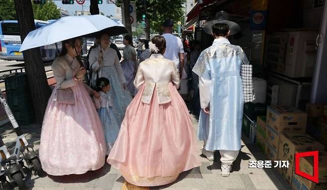 한복을 입고 서울 관광에 나선 외국인 관광객들이 경복궁 인근 서촌거리를 걷고 있다. 조용준 기자