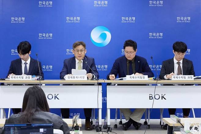 8일 서울 중구 한국은행에서 열린 2026년 3월 국제수지(잠정) 설명회에 (왼쪽부터)김준영 국제수지팀 과장, 김영환 경제통계1국장, 박성곤 국제수지팀장, 임연빈 국제수지팀 과장이 참석해 취재진 질문에 답하고 있다. 한국은행