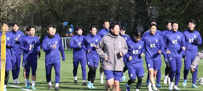 주장 손흥민을 비롯한 한국 축구 국가대표팀 선수들이 지난 3월26일(현지시간) 영국 런던 북서쪽 밀턴킨스 MK돈스 훈련장에서 코트디부아르와의 평가전에 대비해 훈련하고 있다. 연합뉴스
