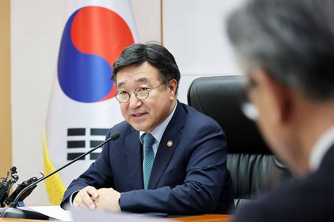 윤호중 행정안전부 장관이 8일 오후 서울 종로구 정부서울청사에서 열린 허위 가짜뉴스 대응 협의체 회의를 주재하고 모두 발언하고 있다.  행안부 제공