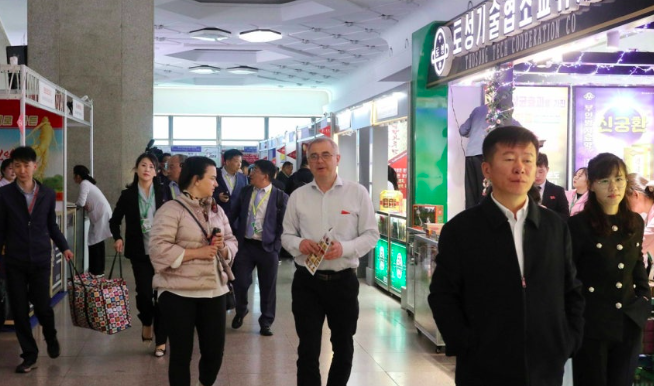 지난 4일 북한 평양의 중앙청년회관에서 열린 제24회 '평양 봄철 국제 상품전람회'에서 시민들이 전람회장을 둘러보고 있다. AP연합뉴스