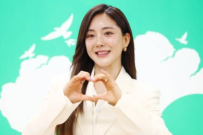 가수 바다가 21일 서울 중구 환경재단 레이첼카슨홀에서 열린 제23회 서울국제환경영화제 홍보대사 위촉식에서 포즈를 취하고 있다. 2026.4.21 연합뉴스