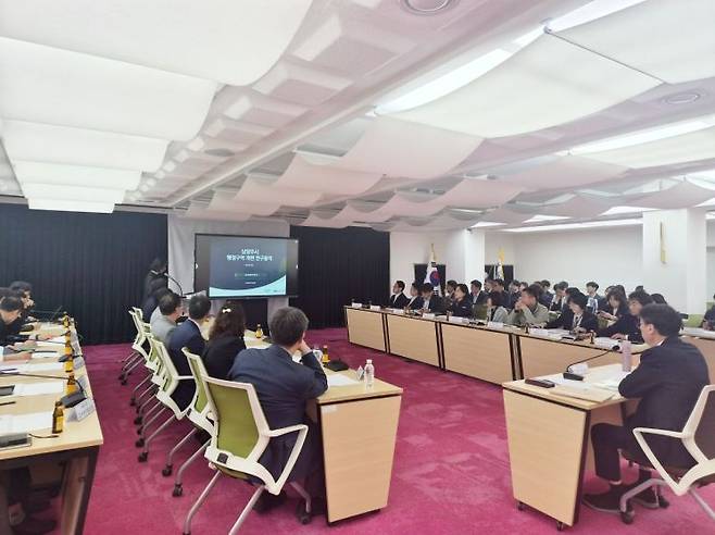 김상수 남양주시장 권한대행이 8일 시청 회의실에서 '행정구역 개편 연구용역 착수보고회'를 개최하고 있다. 남양주시 제공