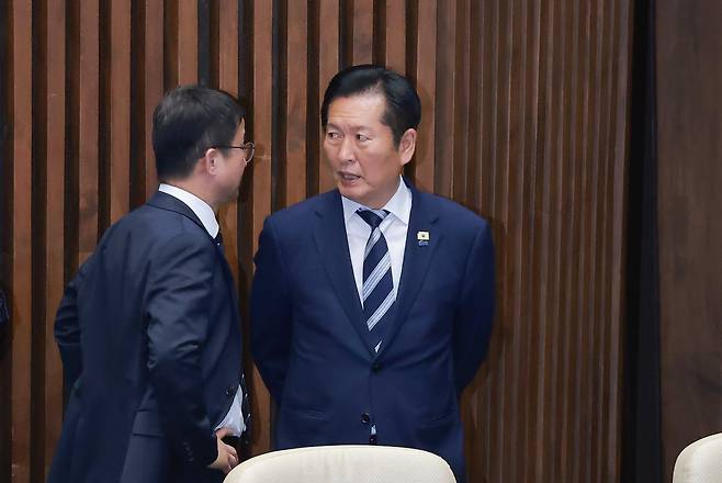 더불어민주당 정청래 대표와 한병도 원내대표가 7일 국회에서 열린 5월 임시국회 제1차 본회의에서 대한민국헌법 개정안 표결에 참여하기 위해 대기하며 대화하고 있다. /연합뉴스
