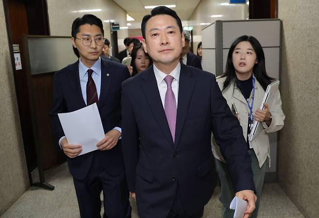 국민의힘 장동혁(가운데) 대표가 24일 서울 여의도 국회에서 전날 발표된 전국지표조사(NBS) 결과 등 현안 관련 브리핑을 마친 뒤 당 대표실 쪽으로 이동하고 있다. 장 대표는 브리핑 후 페이스북을 통해 “최선을 다해 지방선거를 마무리하고 당당하게 평가받겠다”고 했다. /남강호 기자