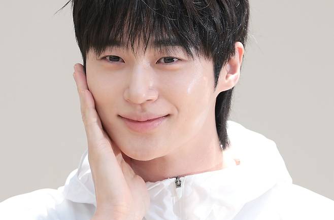배우 변우석이 29일 서울 성동구 쎈느에서 열린 아웃도어 브랜드 디스커버리 익스페이션의 여름 시즌 브랜드 체험 행사 'DISCOVER YOUR ACTIVE SUMMER'에 참석해 포즈를 취하고 있다./뉴스1