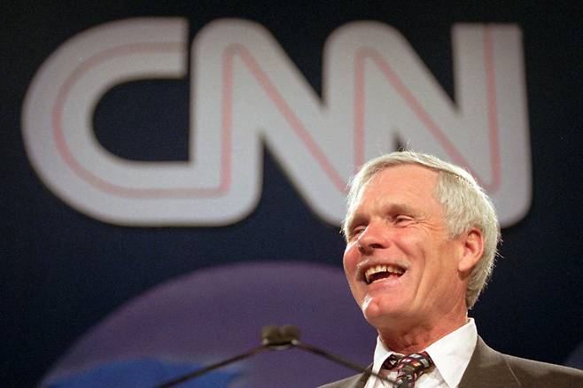 1994년 5월 CNN 본사가 있는 미국 조지아주 애틀랜타에서 연설 중인 테드 터너 CNN 창업자. 그는 1980년 애틀랜타에서 세계 최초의 24시간 뉴스 채널 CNN을 설립해 글로벌 미디어로 키웠다. 애틀랜타=AP 뉴시스