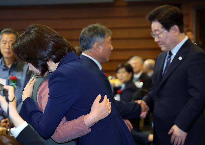 이재명 대통령과 김혜경 여사가 8일 서울 중구 대한상공회의소에서 열린 어버이날 기념식에서 순직 소방관, 경찰관 부모님들에게 카네이션을 달아드린 후 한 유가족을 위로하고 있다. 청와대통신사진기자단