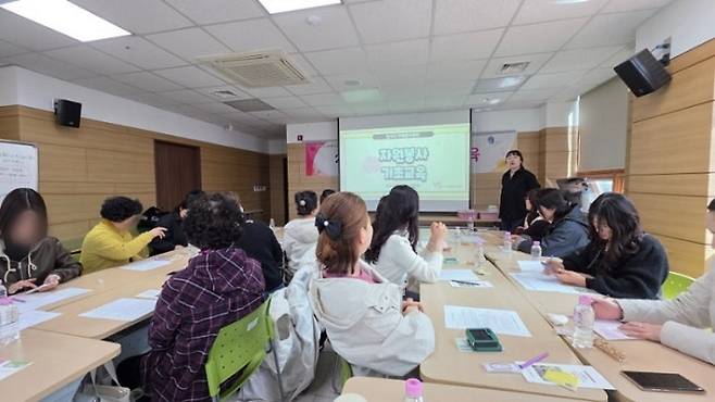 교육받기 전에 '자원봉사 기초교육'을 받고 있다. (본인 촬영)