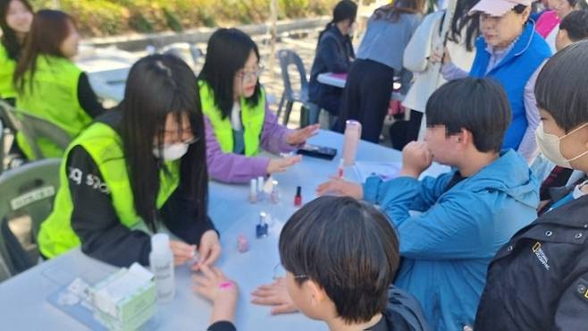 효나눔 자원봉사데이 행사에서&nbsp;네일아트 봉사에 참여했다. (본인 촬영)