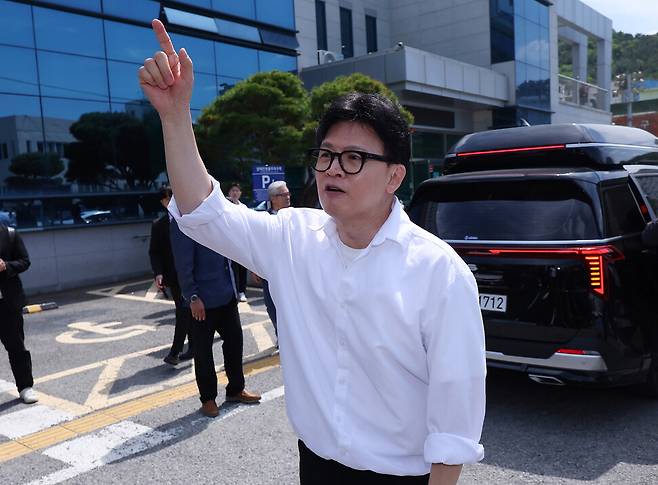 한동훈 부산 북갑 국회의원 보궐선거 무소속 후보가 지난 4일 오후 부산 구포동 북구선거관리위원회에 예비후보 등록을 마친 뒤 지지자들에게 인사하고 있다. 연합뉴스