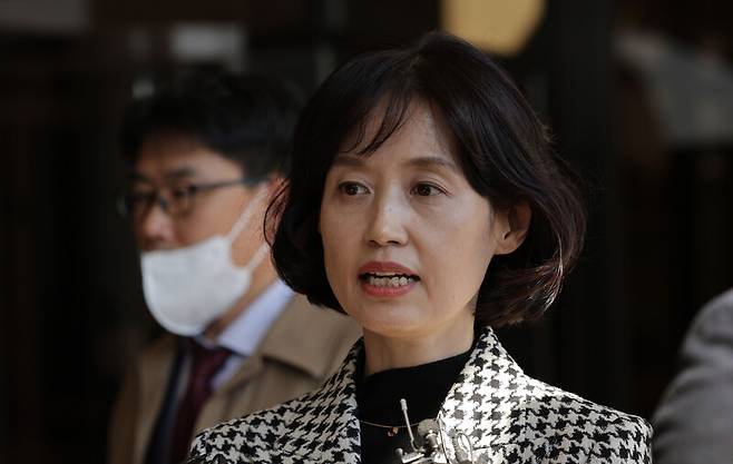 박은정 조국혁신당 의원이 광주지검 중요경제범죄조사단 부장검사 시절이던 지난 2022년 10월 서울 서초구 서초동 중앙지검으로 향하며 취재진 질문에 답하고 있다. 연합뉴스