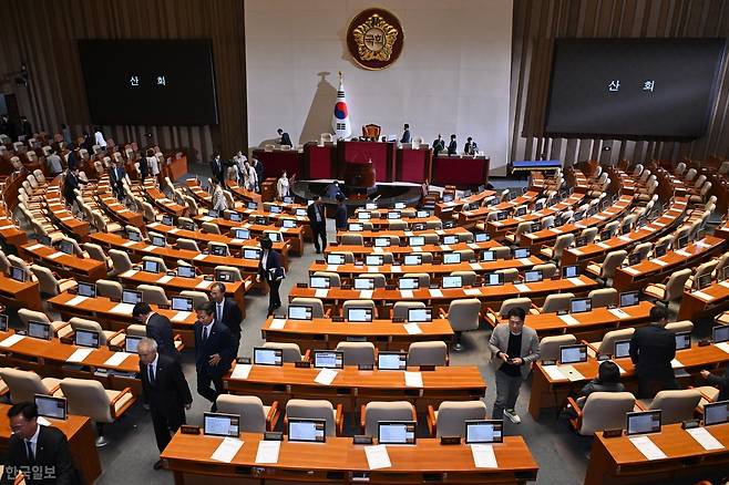더불어민주당 및 범여권 의원들이 8일 국회에서 열린 본회의에서 우원식 국회의장이 '대한민국헌법 개정안' 등에 대한 국민의힘의 필리버스터 신청을 규탄하며 산회를 선포하자 본회의장을 나서고 있다. 민경석 기자