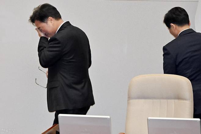 우원식 국회의장이 8일 국회 본회의장에서 국민의힘이 '대한민국헌법 개정안'을 비롯한 비쟁점법안 50여 건 모두에 필리버스터를 신청하자 법안을 상정하지 않고 본회의를 산회하며 본회의장을 나서고 있다. 민경석 기자