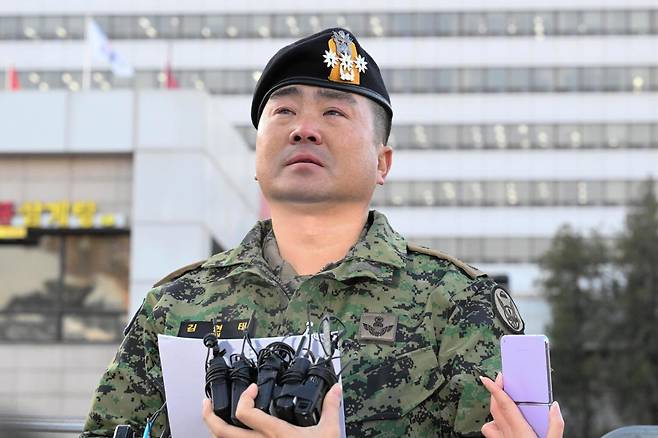 2024년 12월 9일 김현태 당시 육군 특수전사령부 707특수임무단장이 서울 용산구 전쟁기념관 앞에서 기자회견을 열고 발언하던 중 눈물을 글썽이고 있다. 정다빈 기자