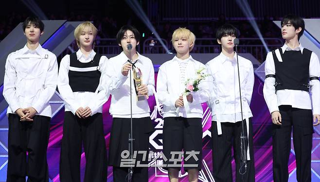 2025 코리아 그랜드 뮤직 어워즈 with iM뱅크’(2025 KGMA) 둘째날 뮤직데이가 15일 오후 인천 영종도 인스파이어 아레나에서 펼쳐졌다. IS라이징스타상을 수상한 그룹 킥플립이 소감을 말하고 있다. KGMA는 한 해 동안 국내외 팬들에게 많은 사랑을 받은 K팝 아티스트와 작품들을 조명해 차별화된 콘텐츠를 선보이는 K팝 축제다. 올해는 KGMA 조직위원회와 크리에이터링, 디오디가 공동 주관하며, 인천광역시와 인천관광공사가 후원한다. 타이틀 스폰서로는 iM뱅크가 함께하며, 협찬사로 피자에땅, 레이블 코퍼레이션, 할리스가 참여한다. 2025 KGMA는 KT ENA가 주관 방송사로 참여하며, 틱톡라이브를 통해 일본, 중국을 제외한 국내 및 글로벌에 생중계된다. 일본에서는 훌루 재팬을 통해 실시간으로 볼 수 있다.&nbsp; 영종도(인천)=KGMA특별취재단/2025.11.15/