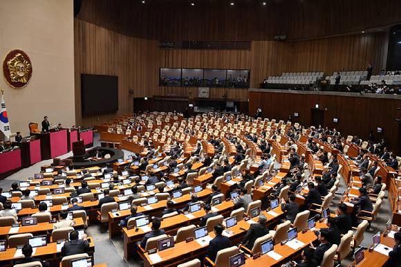 우원식 국회의장이 8일 서울 여의도 국회에서 열린 본회의에서 국민의힘이 헌법 개정안과 비쟁점 법안 50건에 대해 무제한 토론(필리버스터)를 신청하자 국민의힘을 질타하고 있다. [사진=곽영래 기자]