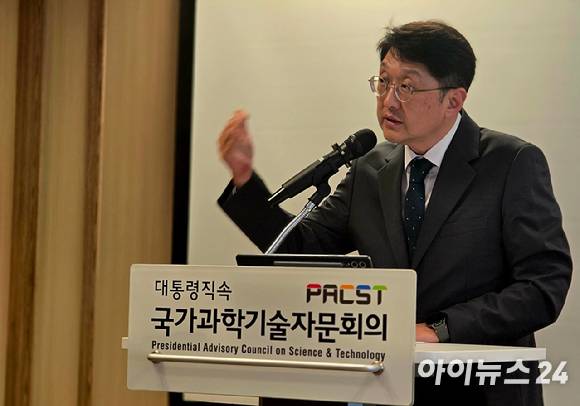 최우혁 과학기술정보통신부 네트워크정책실장이 8일 사이버보안 프로젝트 대응방안 논의 산학연 전문가 간담회 직후 백브리핑을 열고 간담회 내용 및 시연에 대해 설명하고 있다. [사진=안세준 기자]