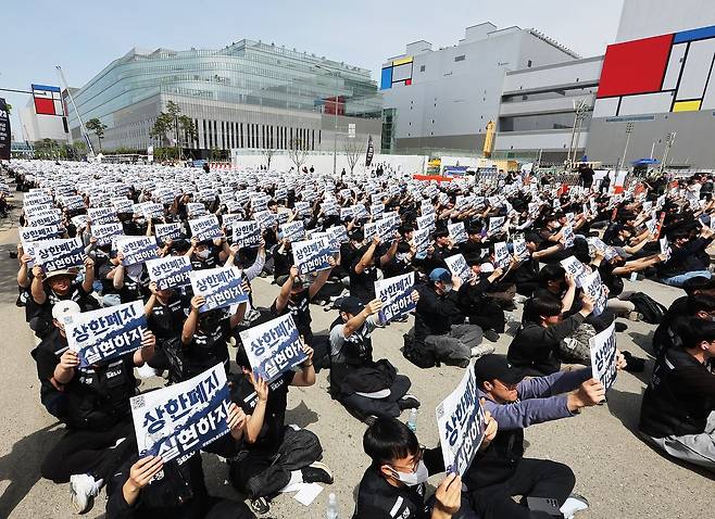 지난달 23일 경기도 평택시 삼성전자 평택캠퍼스 앞에서 열린 투쟁 결의대회에서 삼성전자 노조원들이 구호를 외치고 있다. [연합뉴스]