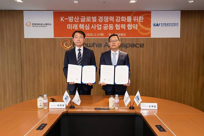 지난 2월 5일 차재병 한국항공우주(KAI) 대표이사(왼쪽)와 손재일 한화에어로스페이스 대표이사가 서울 중구 한화빌딩에서 ‘K-방산 글로벌경쟁력 강화를 위한 미래 핵심 사업 공동 협력 협약’(MOU)을 체결했다. 사진 각사
