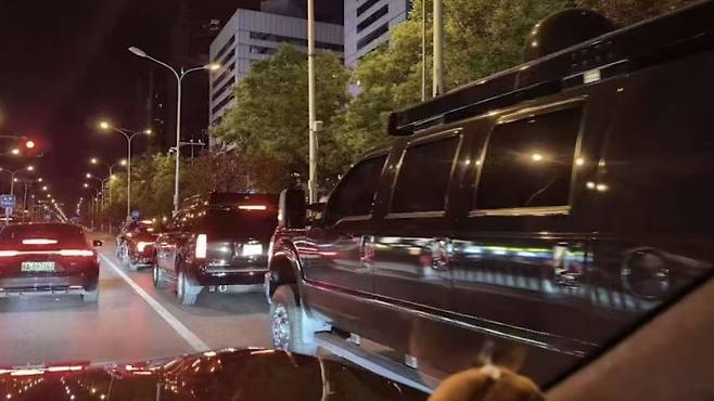 지난 6일 중국 베이징 시내 고속도로에서 미국 정부 번호판을 단 검은색 SUV 차량이 포착되고 있다. 미·중 정상회담을 앞두고 경호 강화 움직임으로 해석된다. 사진 SCMP