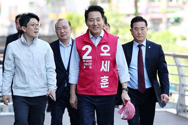 국민의힘 오세훈 서울시장 후보가 8일 서울 서대문구 카페폭포 광장에서 열린 어버이날 기념행사에 참석하고 있다. 연합뉴스