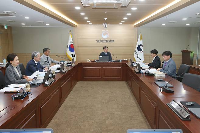 김종철 방송미디어통신위원장(가운데)이 8일 정부과천청사에서 2026년 제7차 전체회의를 진행하고 있다. /방미통위 제공