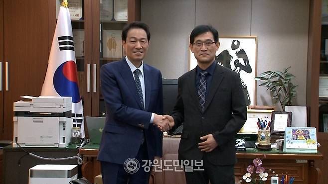 ▲ 더불어민주당 우상호 강원도지사 후보와 조용기 원주시의회 의장(무소속)은 8일 원주시의회에서 강원 발전 현안을 논의했다.