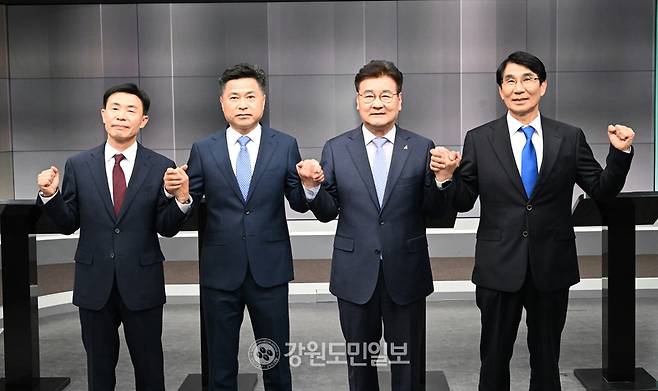 ▲ 강원도민일보와 G1방송이 공동 주관한 6·3 지방선거 영월군수 후보자 토론회가 8일 G1방송 스튜디오에서 열렸다. 박선규 더불어민주당 후보,김길수 국민의힘 후보,엄삼용 조국혁신당 후보,최명서 무소속 후보가 선의의 경쟁을 다짐하고 있다.