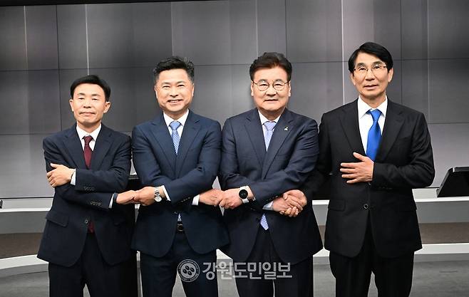 ▲ 강원도민일보와 G1방송이 공동 주관한 6·3 지방선거 영월군수 후보자 토론회가 8일 G1방송 스튜디오에서 열렸다. 박선규 더불어민주당 후보,김길수 국민의힘 후보,엄삼용 조국혁신당 후보,최명서 무소속 후보가 선의의 경쟁을 다짐하고 있다.