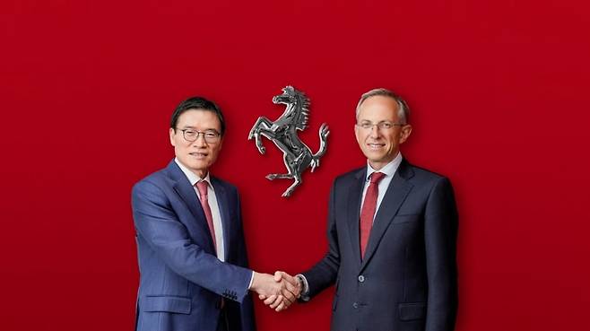 페라리의 글로벌 CEO 베네데토 비냐(Benedetto Vigna, 왼쪽)와 김광철 FMK 대표가 페라리코리아 출범을 기념해 악수하고 있다.