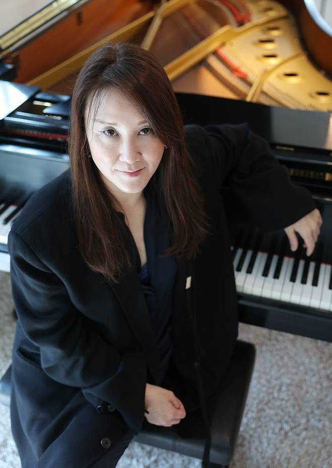 서울 서초구 세실리아하우스에서 클라라 민 뉴욕 콘서트 아티스트 앤드 어소시에이츠(NYCA) 예술감독이 아르떼와 인터뷰에 앞서 피아노를 배경으로 사진을 찍고 있다. 이솔 기자.