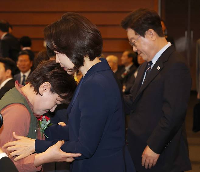 이재명 대통령과 김혜경 여사가 8일 오전 서울 중구 대한상공회의소에서 열린 어버이날 기념식에서 참석한 어르신들에게 카네이션을 달아주고 있다. 20260508 이준헌 기자