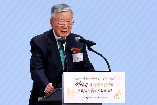 이중근 대한노인회장이 8일 서울 중구 대한상공회의소에서 열린 제54회 어버이날 기념식에서 인사말을 하고 있다. 2026.05.08 이준헌 기자