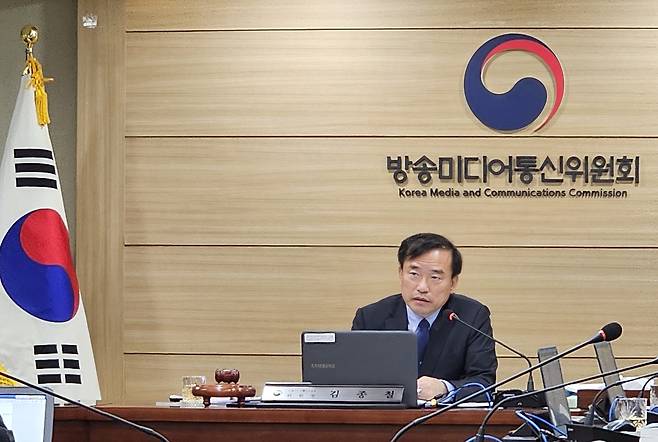 김종철 방송미디어통신위원장이 8일 과천에서 열린 방송미디어통신위원회 제7차 회의에서 발언하고 있다. 연합뉴스