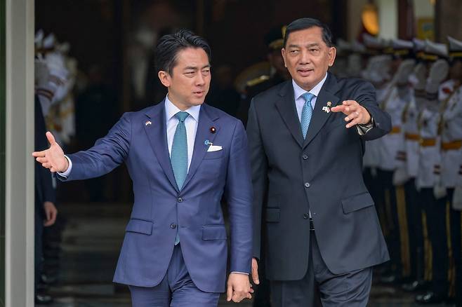 Indonesia's Defense Minister Sjafrie Sjamsoeddin, right, walks with Japan's Defense Minister Shinjiro Koizumi, left, at the Indonesian Defense Ministry's office in Jakarta on May 4. [AFP/YONHAP]