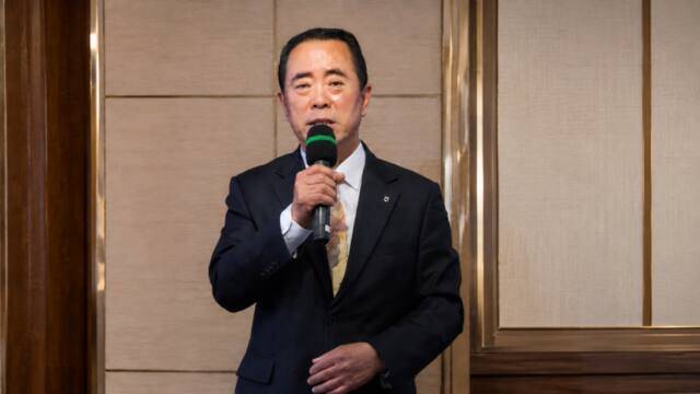 8일 이병권 계양농협 조합장이 선상 안에서 계양농협 조합원 어르신들에게 인사말을 하고 있다. 장민재기자