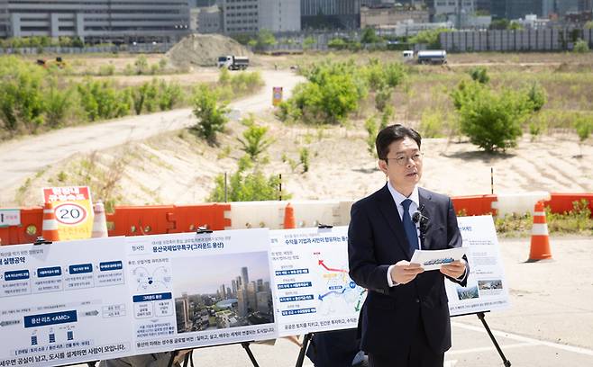 정원오 더불어민주당 서울시장 후보가 8일 오전 서울 용산국제업무지구 현장에서 공약을 발표하고 있다. [뉴스1]