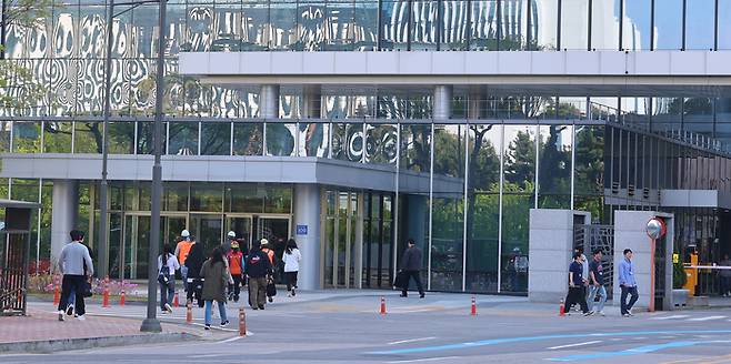 6일 오전 인천 연수구 삼성바이오로직스 공장에 직원들이 출근하고 있다. [사진=연합뉴스]