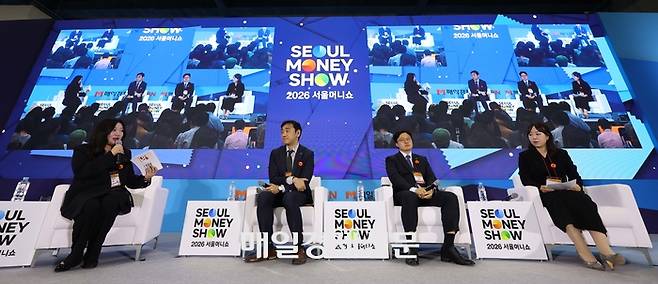 8일 ‘2026 서울머니쇼’에 참석한 박인혜 매일경제 금융부 차장,유영동 하나은행 WM본부 패밀리오피스센터 수석전문위원, 심종태 신한은행 PWM여의도센터 PB팀장, 황선주 KB국민은행 명동스타PB센터 PB팀장(왼쪽부터)이 투자전략에 대해 토론하고 있다. 한주형 기자