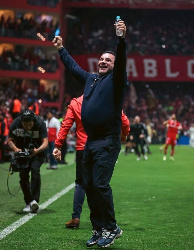 톨루카의 모하메드 감독이 7일 멕시코 톨루카에서 열린 LAFC와의 2026시즌 북중미축구연맹 챔피언스컵 4강 2차전에서 환호하고 있다./톨루카