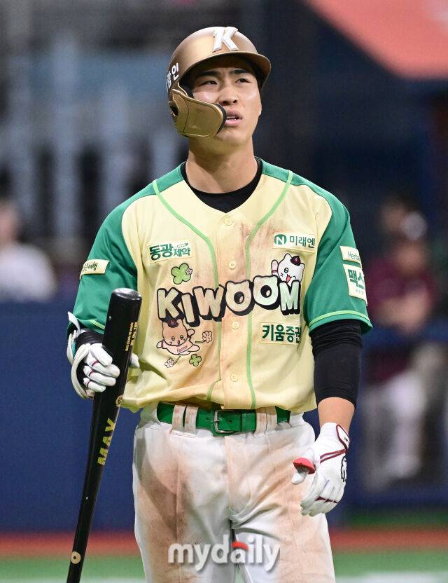2026년 4월 12일 오후 서울 고척스카이돔에서 열린 '2026 신한 SOL KBO리그' 롯데 자이언츠와 키움 히어로즈의 경기. 키움 이주형이 7회말 1사 2루서 파울을 친 뒤 아쉬워하고 있다./마이데일리