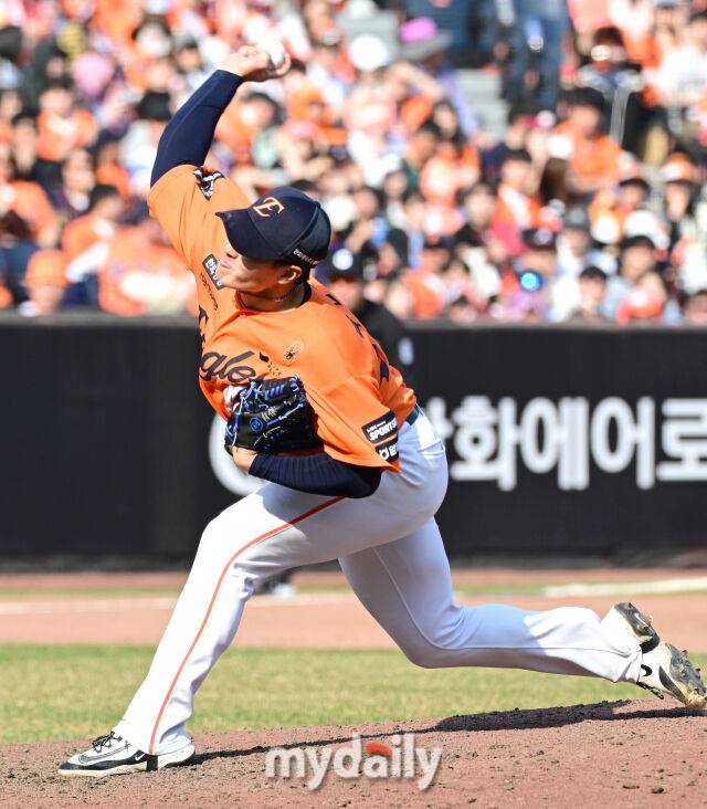 2026년 3월 28일 오후 대전 한화생명볼파크에서 열린 ‘2026 신한 SOL KBO리그' 개막전 키움 히어로즈와 한화 이글스의 경기. 한화 박준영이 6회초 1사 후 구원등판해 역투하고 있다./마이데일리