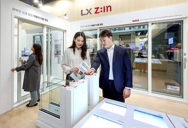 부산 벡스코에서 열린 ‘부산코리아빌드’에 참가한 LX하우시스 부스에서 참가자들이 LX하우시스 전시관을 관람하고 있다. [LX하우시스]