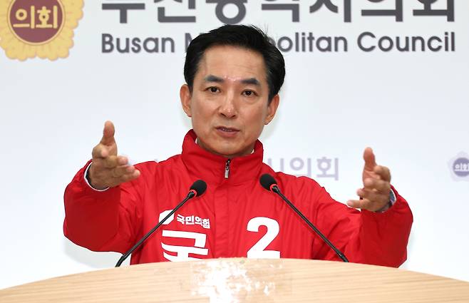 박민식 국민의힘 부산 북구갑 국회의원 선거 후보가 지난 6일 오전 부산시의회 브리핑룸에서 출마 기자회견을 갖고 질문에 답하고 있다. [연합]