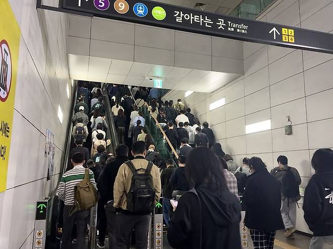 [사진=윤혜림 인턴기자] 김포공항역이 출근길 김포골드라인에서 내린 승객들로 북적이고 있다. *재판매 및 DB 금지