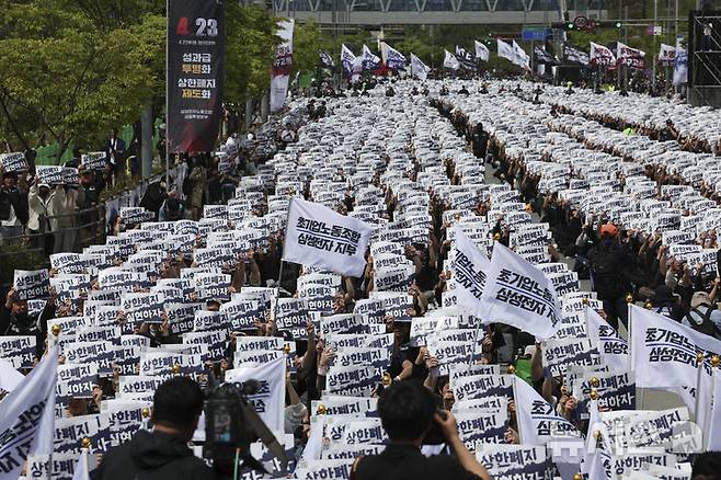 [평택=뉴시스] 김근수 기자 = 삼성전자노동조합 공동투쟁본부 조합원들이 23일 오후 경기 평택시 삼성전자 평택사업장 앞에서 열린 투쟁결의대회에서 구호를 외치고 있다. 2026.04.23. ks@newsis.com